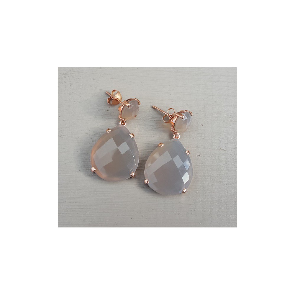 Rosé gilt earrings set with gray chalcedone