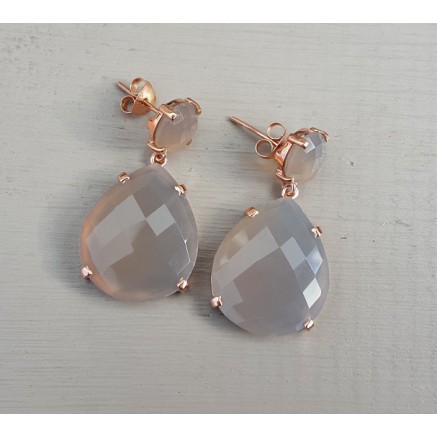 Rosé gilt earrings set with gray chalcedone