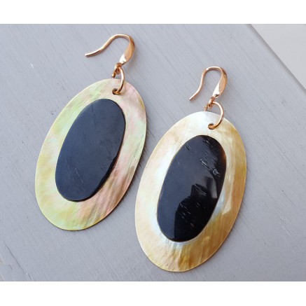 Earrings with oval blacklip shell