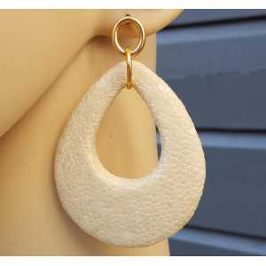 Earrings with a drop of ivory white Roggenleer