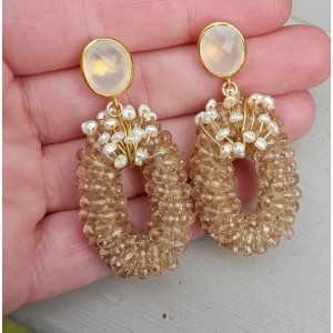 Vergoldete Ohrringe mit weißer Chalcedon, Kristalle und Perlen