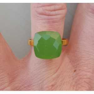 Vergoldet ring mit quadratischen apple grüne Varietät des Chalcedon 18 oder 20 mm