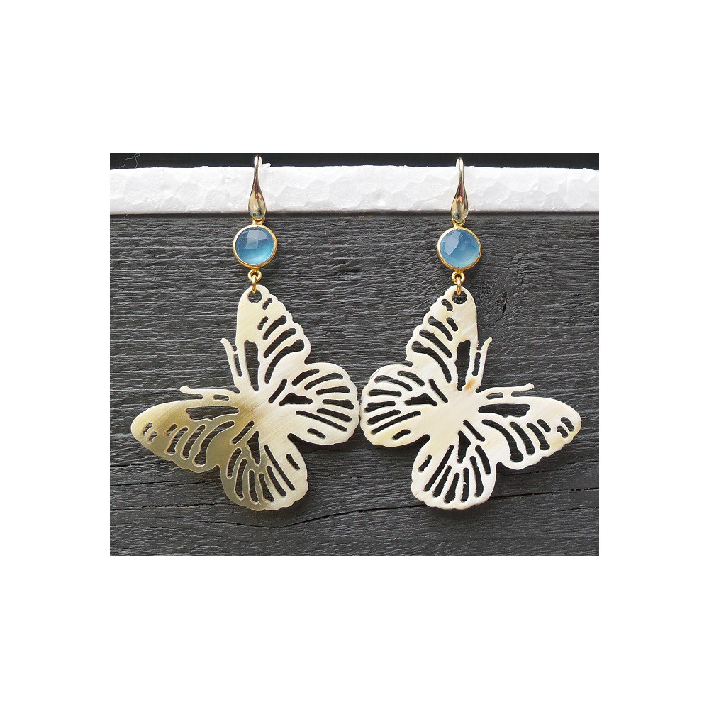 Gilded earrings with butterfly of buffalohoorn and chalcedone