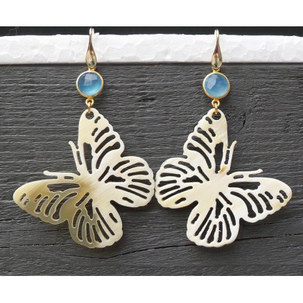 Gilded earrings with butterfly of buffalohoorn and chalcedone