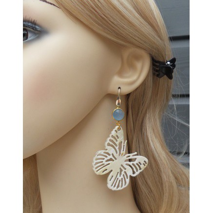 Gilded earrings with butterfly of buffalohoorn and chalcedone