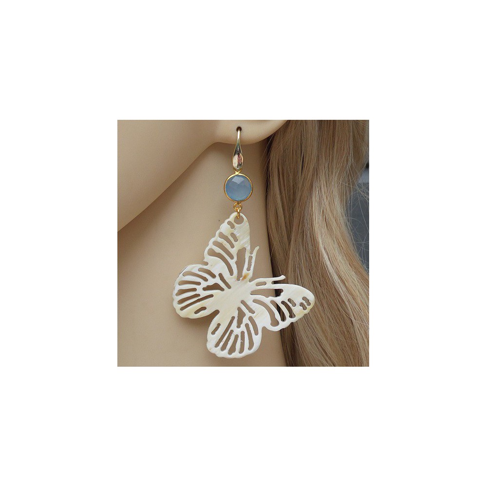 Gilded earrings with butterfly of buffalohoorn and chalcedone