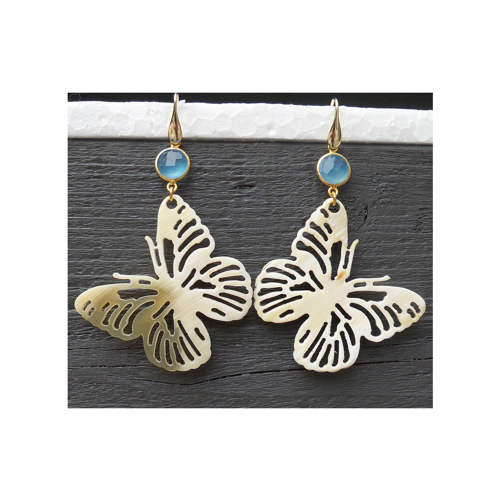 Gilded earrings with butterfly of buffalohoorn and chalcedone