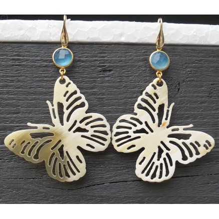 Gilded earrings with butterfly of buffalohoorn and chalcedone