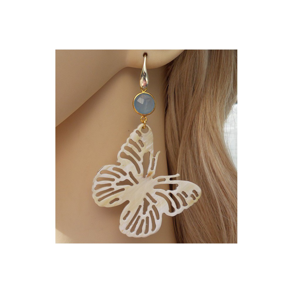 Gilded earrings with butterfly of buffalohoorn and chalcedone