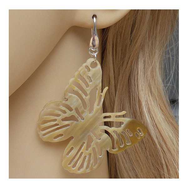 Zilveren oorbellen met vlinder van Buffelhoorn